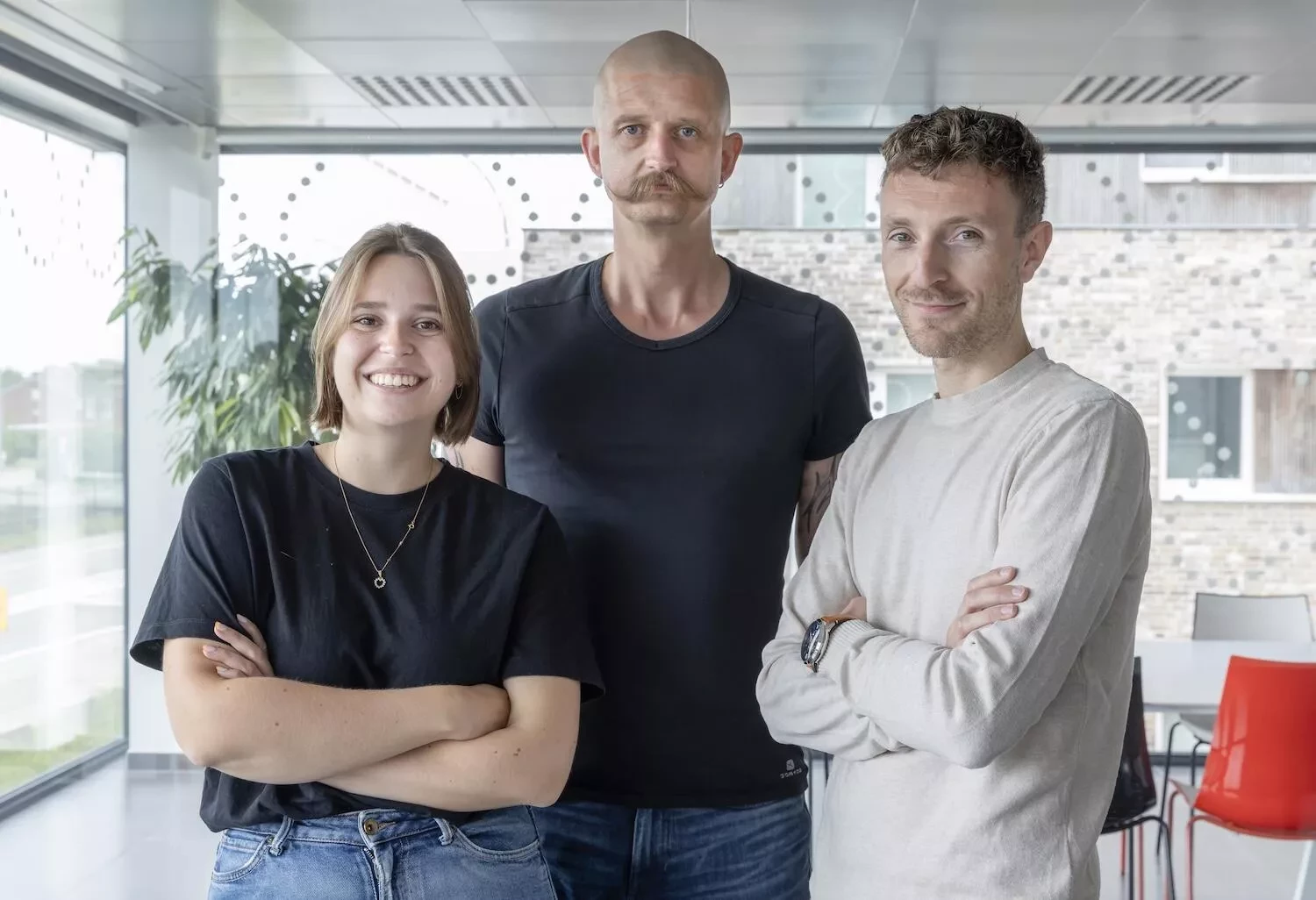 Teamleden van de content business unit poseren samen voor een groepsfoto